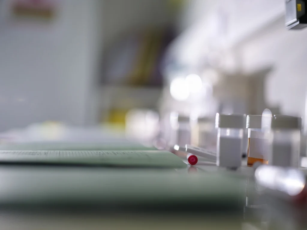 Dossiers et prélèvements de fluides biologiques reçus par le laboratoire, prêts pour analyses toxicologiques