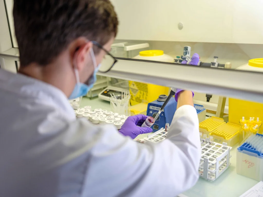 Technicien de laboratoire en train d'extraire un prélèvement