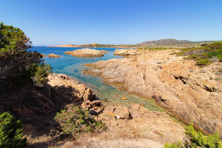 Une plage du Var pour illustrer la présence du laboratoire LAT LUMTOX dans ce département