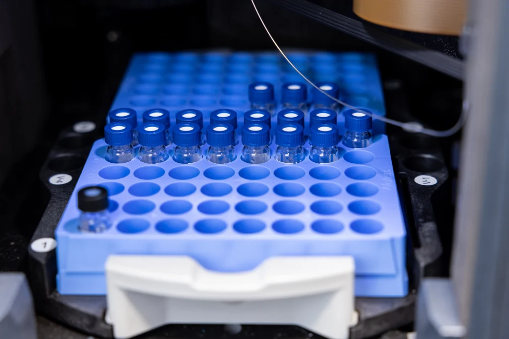 Flacons dans un plateau sur une machine de chromatographie