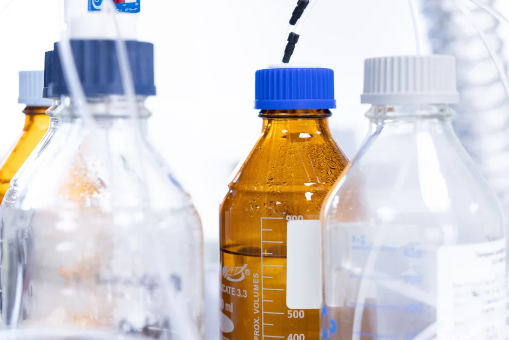 Bouteilles de solvants sur analyseur par chromatographie